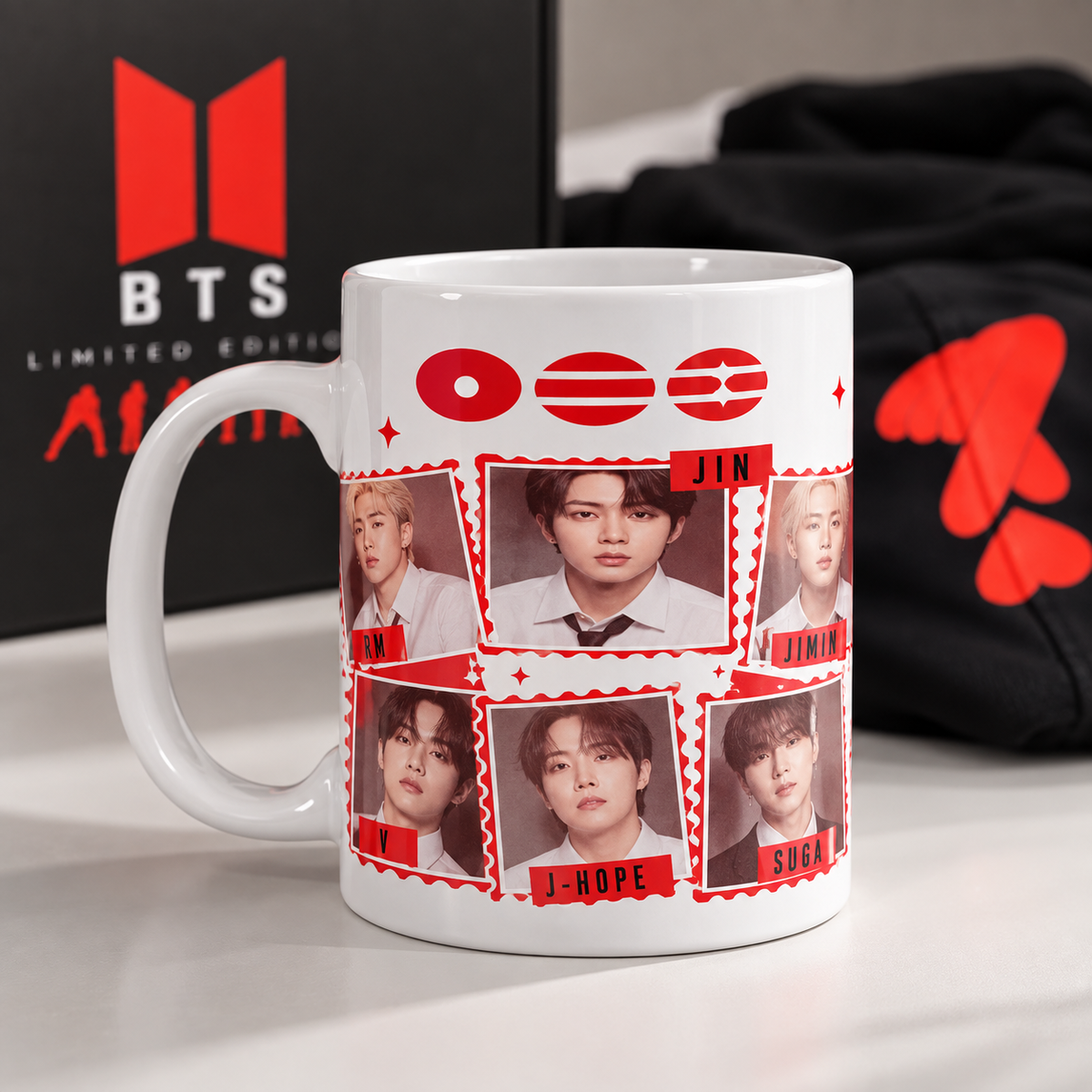 
Caneca BTS branca com os retratos dos sete membros - Sudrops
