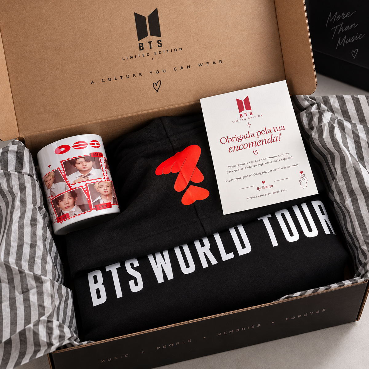 Box BTS Edição Limitada aberta com hoodie, caneca e cartão de agradecimento - Sudrops