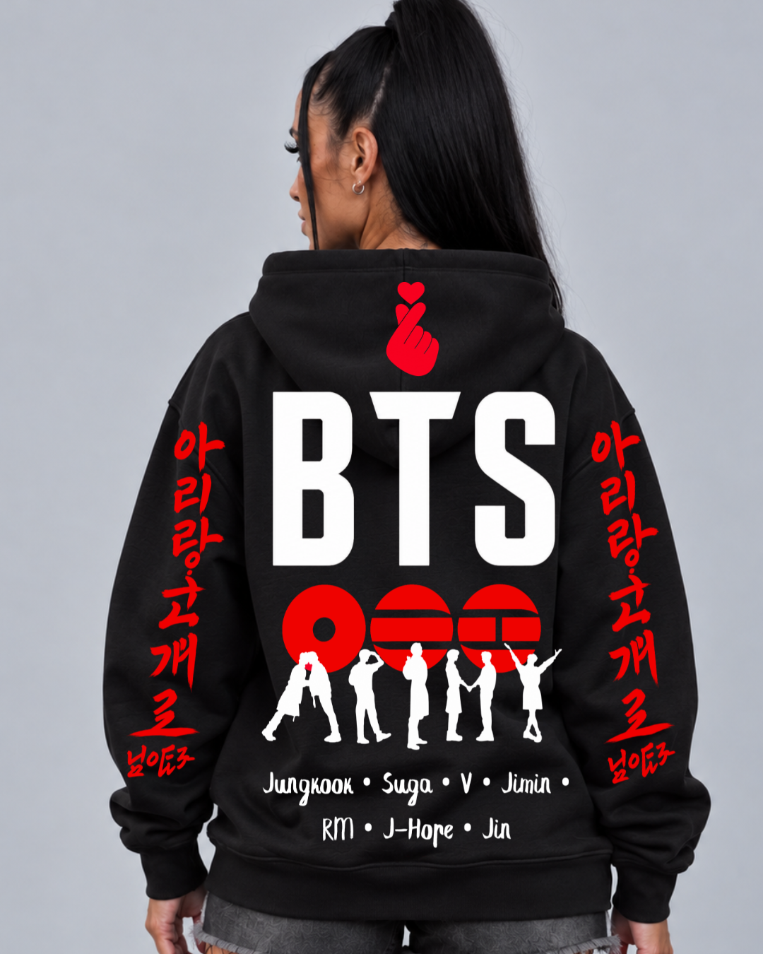 
Hoodie BTS World Tour preto vestido em modelo, costas com nomes dos sete membros - Sudrops