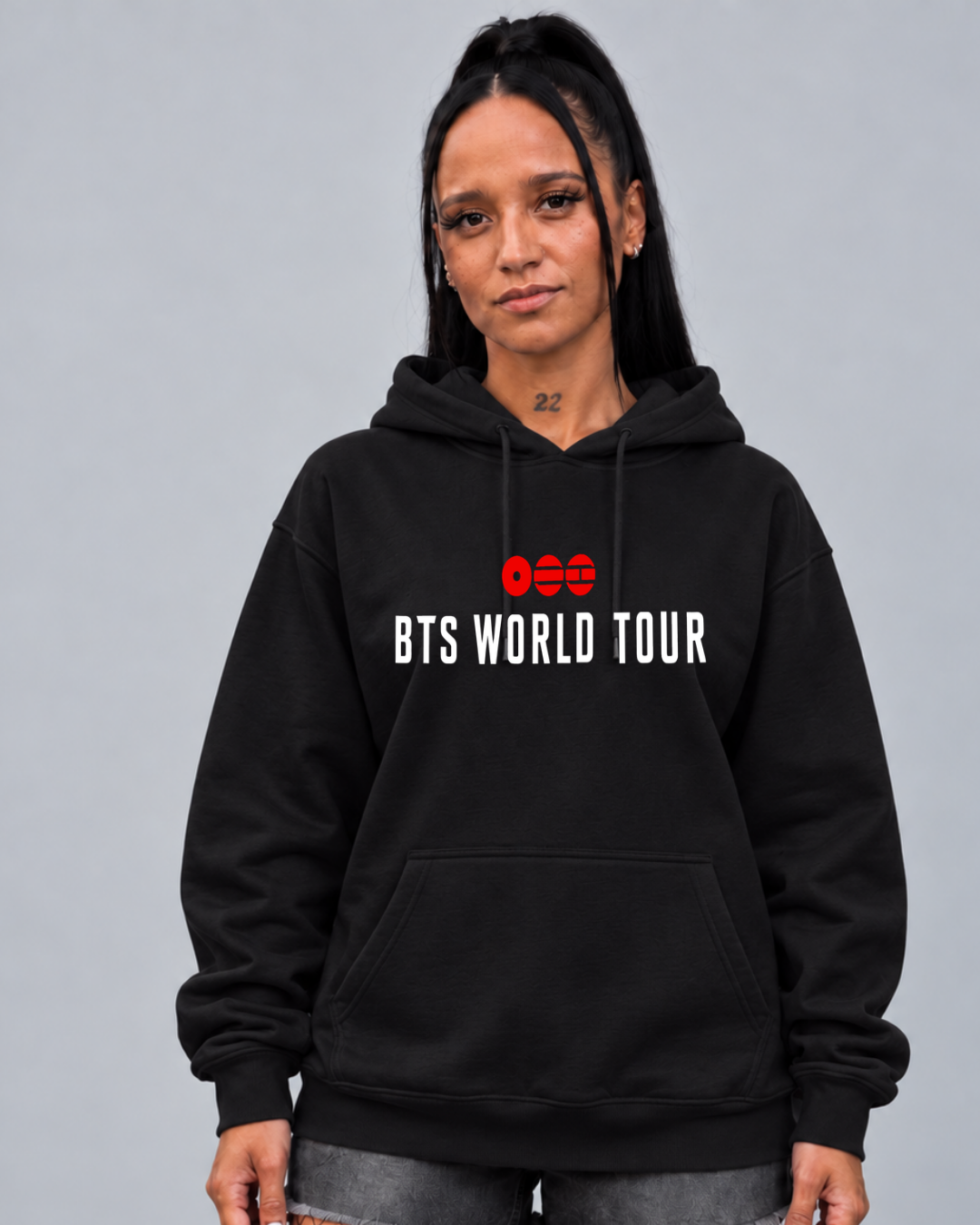 
Hoodie BTS World Tour preto vestido em modelo, frente com logo BTS World Tour - Sudrops