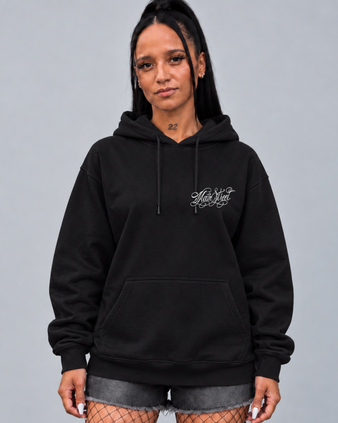 
Hoodie Orochi Discografia preto vestido em modelo, frente com lettering ao peito - Sudrops