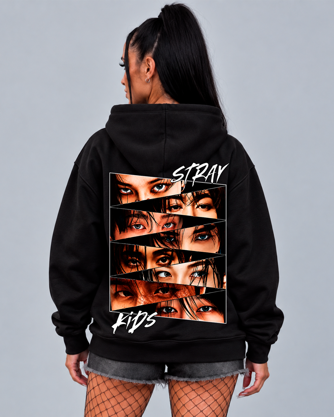 Hoodie Stray Kids Eyes Edition preto vestido em modelo, costas com o olhar dos oito membros - Sudrops