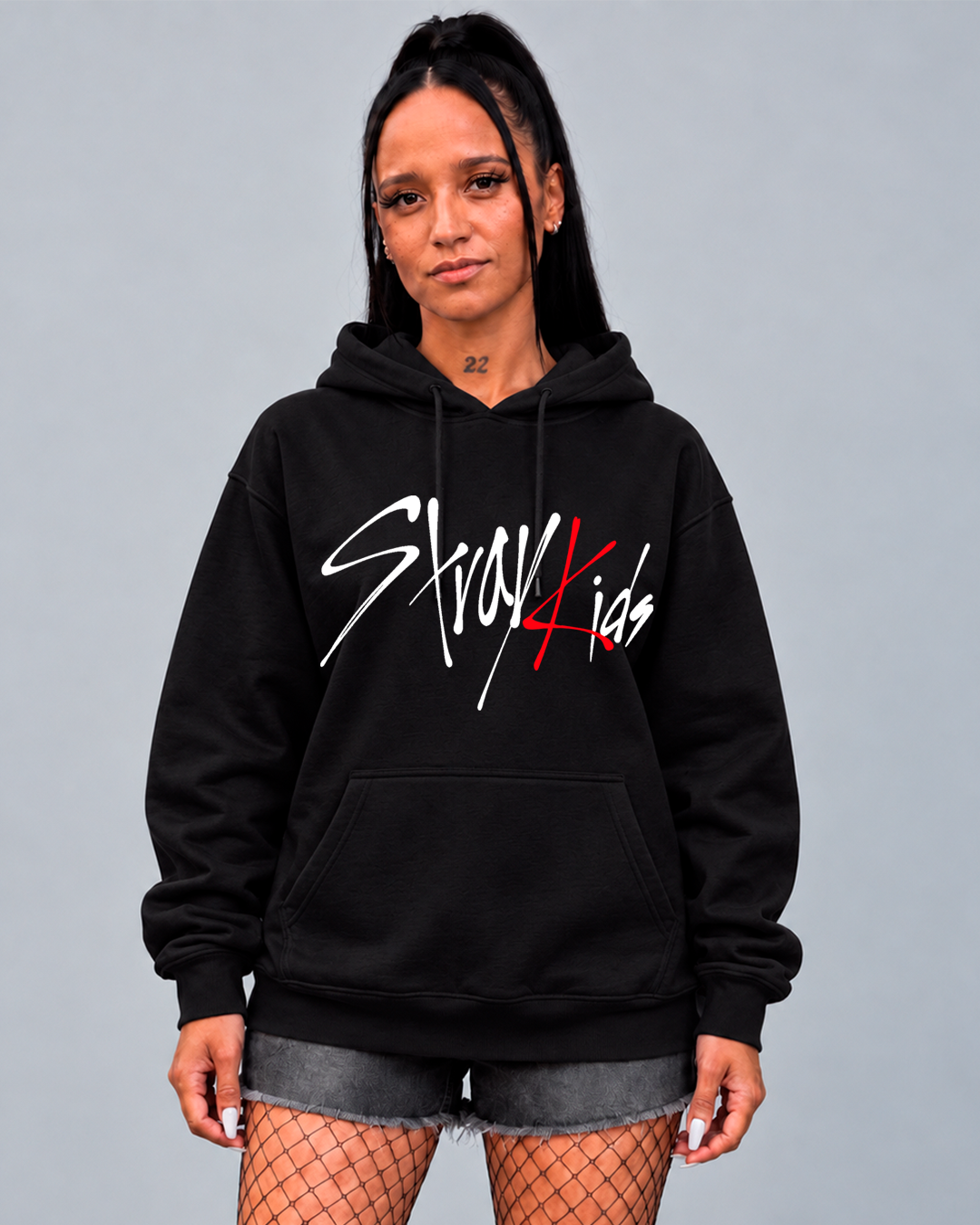 Hoodie Stray Kids Eyes Edition preto vestido em modelo, frente com o logo Stray Kids - Sudrops