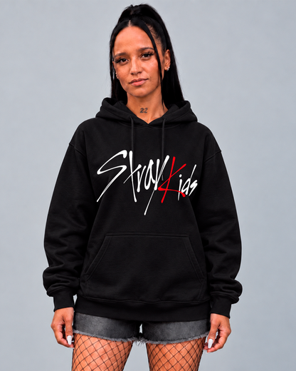 Hoodie Stray Kids Eyes Edition preto vestido em modelo, frente com o logo Stray Kids - Sudrops