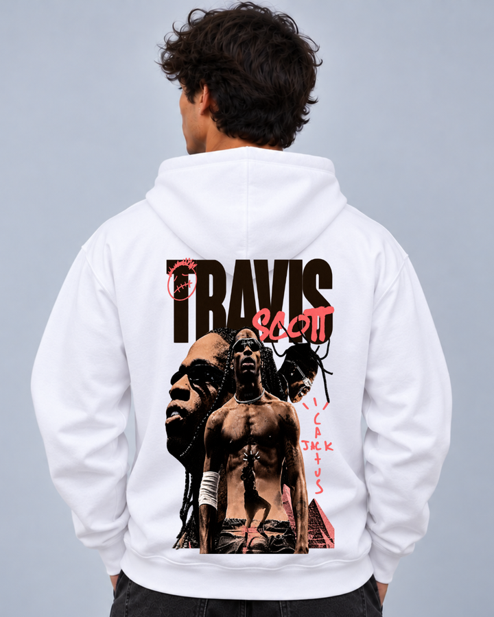 Modelo de costas com hoodie branco Travis Scott Collage Edition, tipografia TRAVIS SCOTT e colagem de retratos