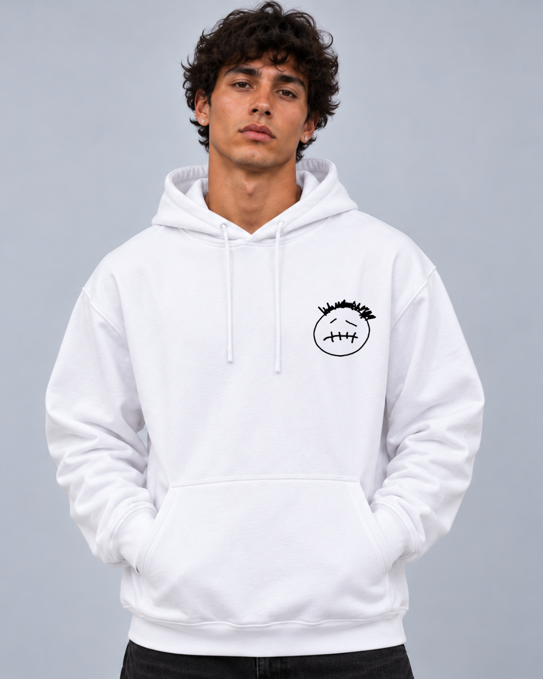 
Modelo de frente com hoodie branco Travis Scott Collage Edition, smiley preto desenhado no peito