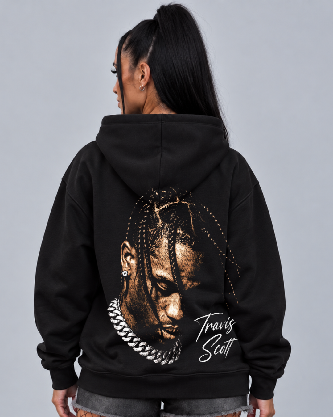 Modelo de costas com hoodie preto Travis Scott Portrait Edition, retrato bronze de Travis Scott com assinatura branca