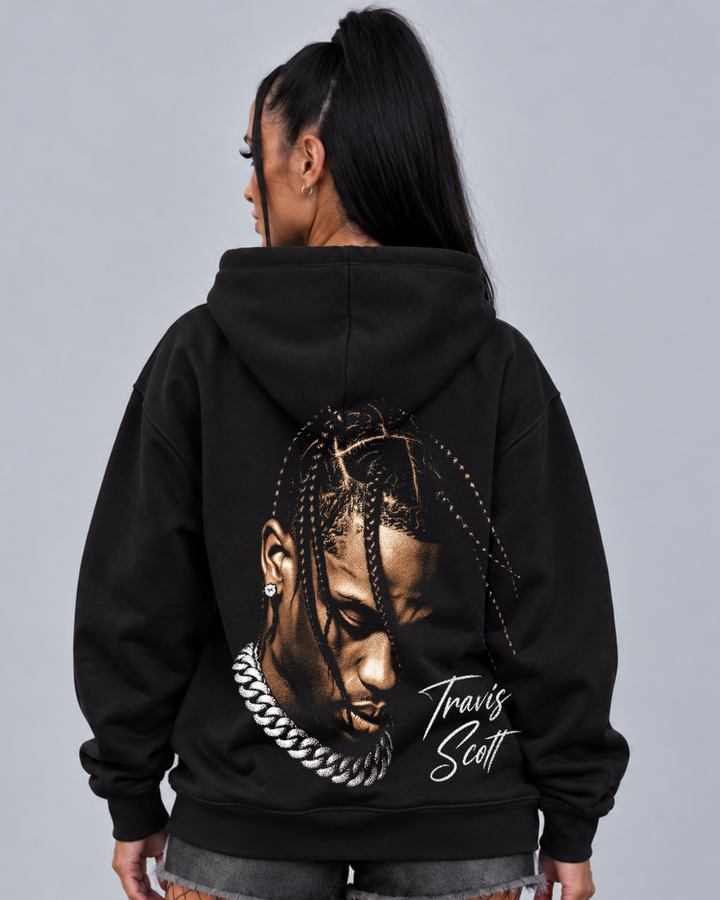 Modelo de costas com hoodie preto Travis Scott Portrait Edition, retrato bronze de Travis Scott com assinatura branca