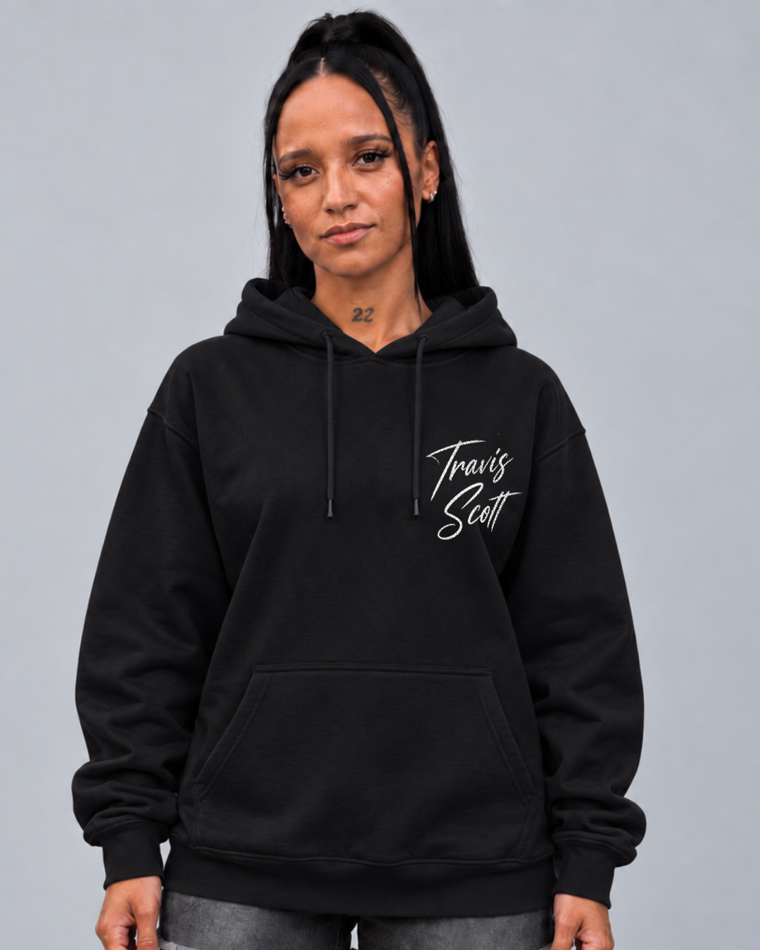 
Modelo de frente com hoodie preto Travis Scott Portrait Edition, assinatura Travis Scott no peito