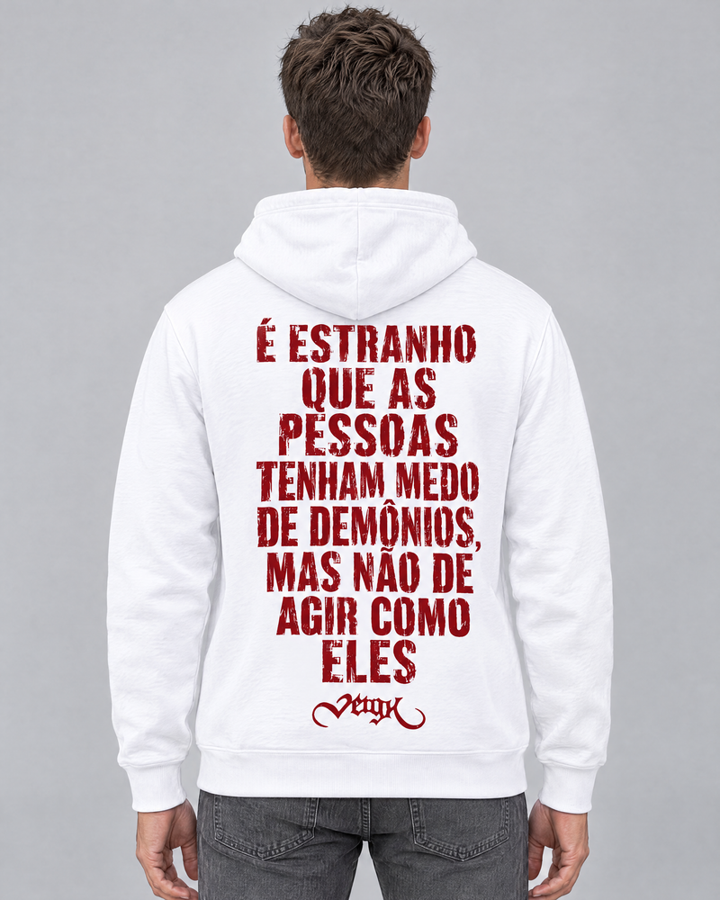 Hoodie Veigh Demónios branco vestido em modelo, costas com frase vermelha e logo Veigh - Sudrops