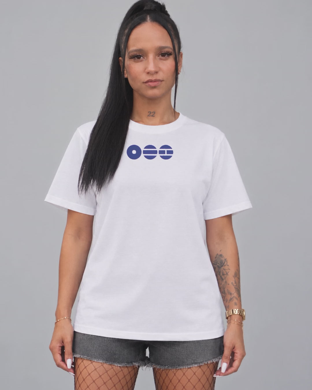 T-shirt BTS OT7 branca - vídeo frente e costas em modelo - Sudrops