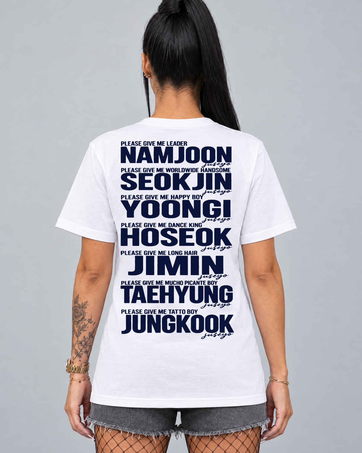 T-shirt BTS OT7 branca vestida em modelo, costas com os nomes dos 7 membros - Sudrops