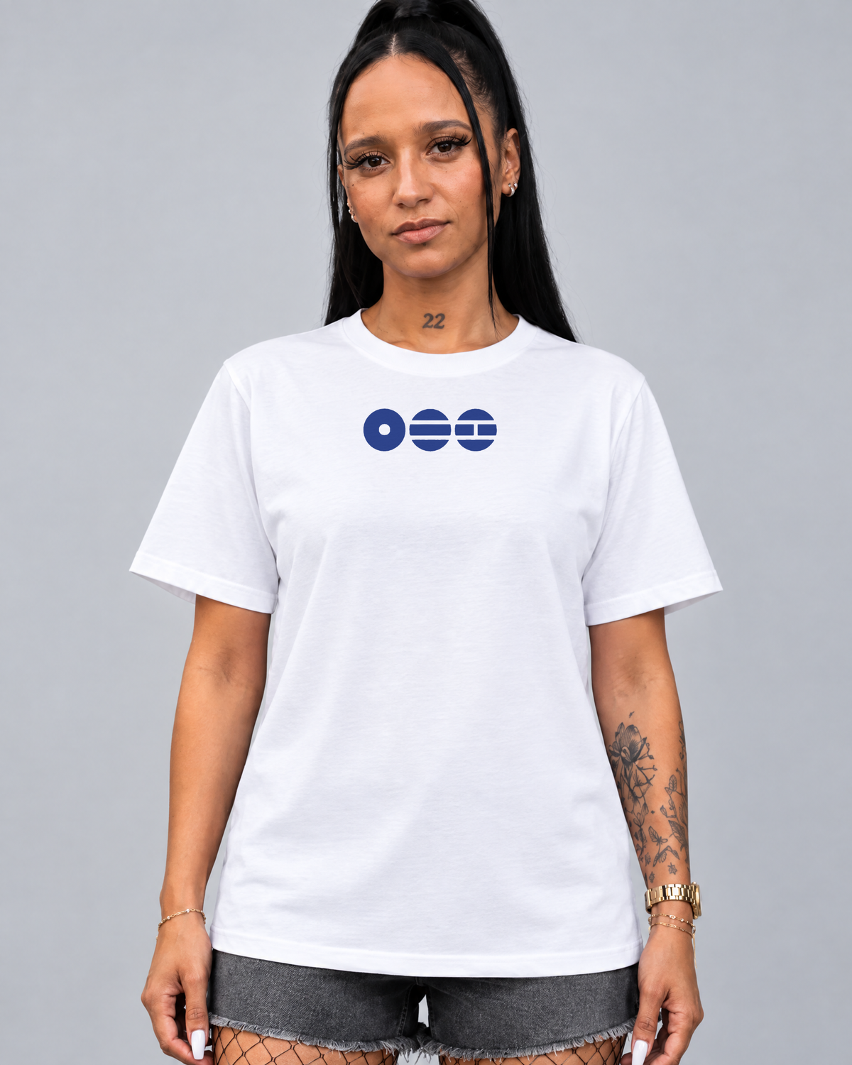 T-shirt BTS OT7 branca vestida em modelo, frente com símbolo azul - Sudrops