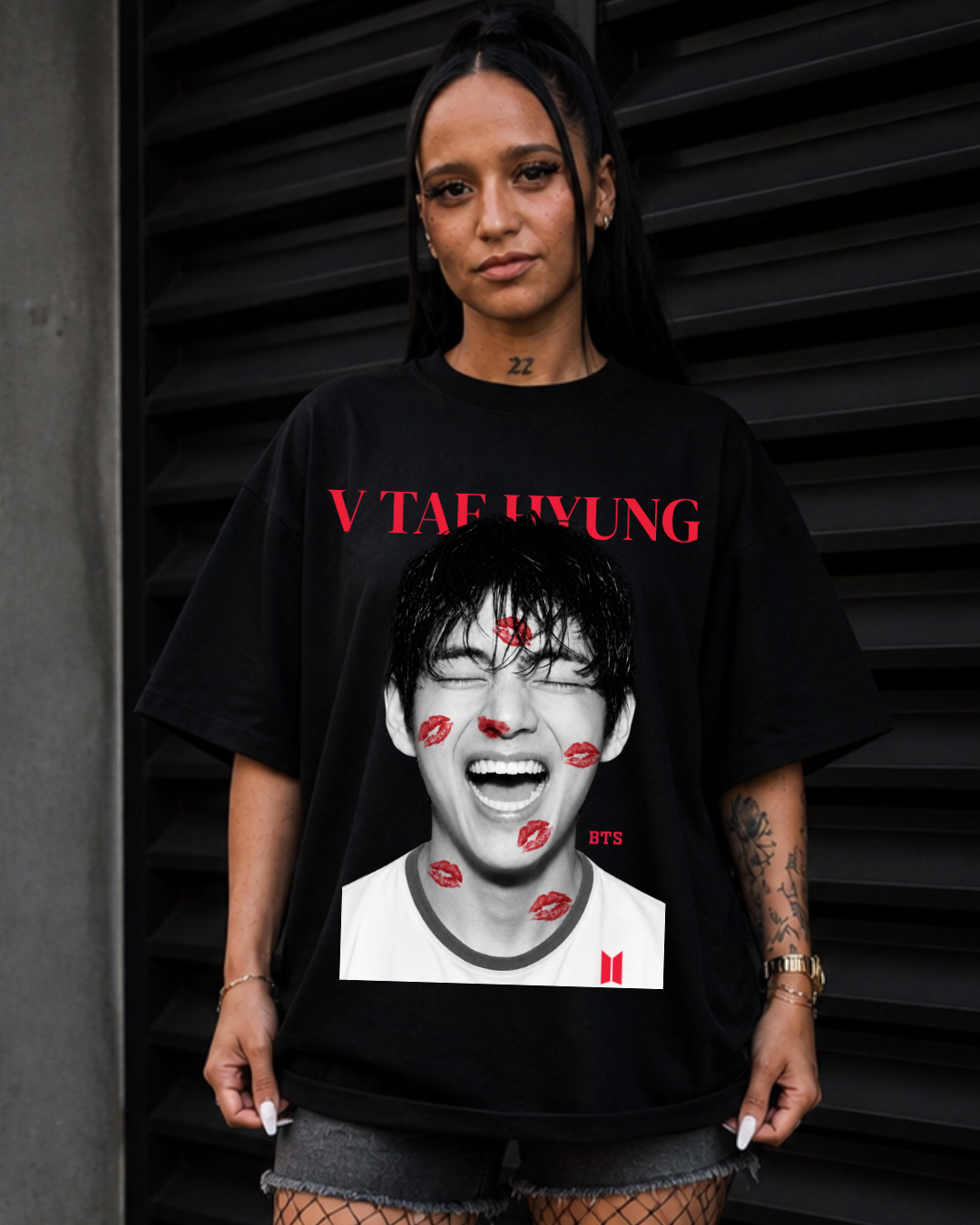 T-shirt BTS V Tae Hyung Kiss Edition preta em modelo feminino - SuDrops