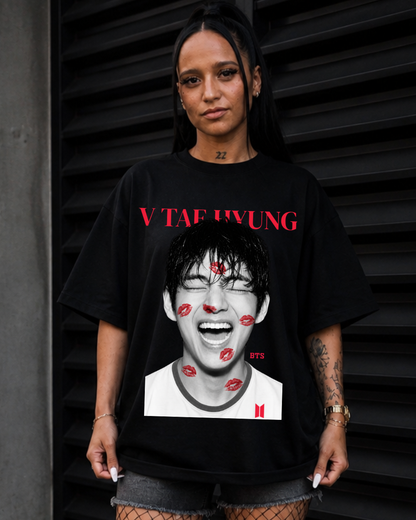 T-shirt BTS V Tae Hyung Kiss Edition preta em modelo feminino - SuDrops