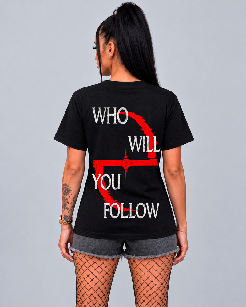 T-shirt Evanescence Who Will You Follow preta vestida em modelo, costas com frase e símbolo vermelho - Sudrops
