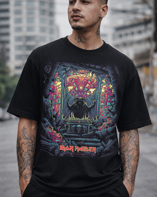 T-shirt Iron Maiden Revelations Edition preta vestida em modelo
