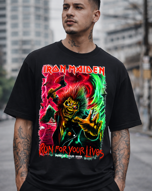 T-shirt Iron Maiden Run For Your Lives World Tour 2026 preta vestida em modelo