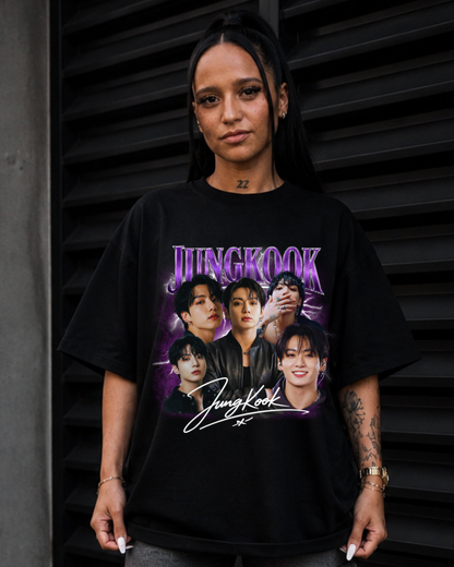 T-shirt Jungkook Purple Signature Edition preta em modelo feminino - SuDrops