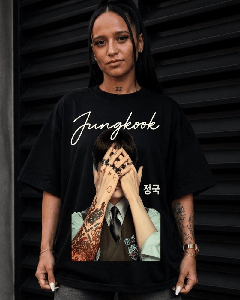 T-shirt Jungkook Tattoo Edition preta em modelo - Sudrops