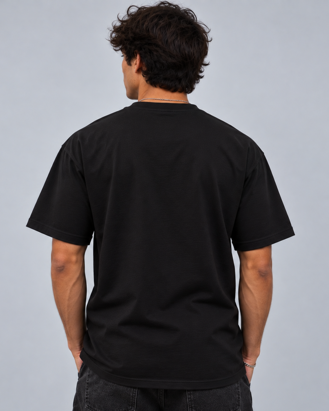 
T-shirt Linkin Park Chester Live Edition preta vestida em modelo, costas lisas - Sudrops