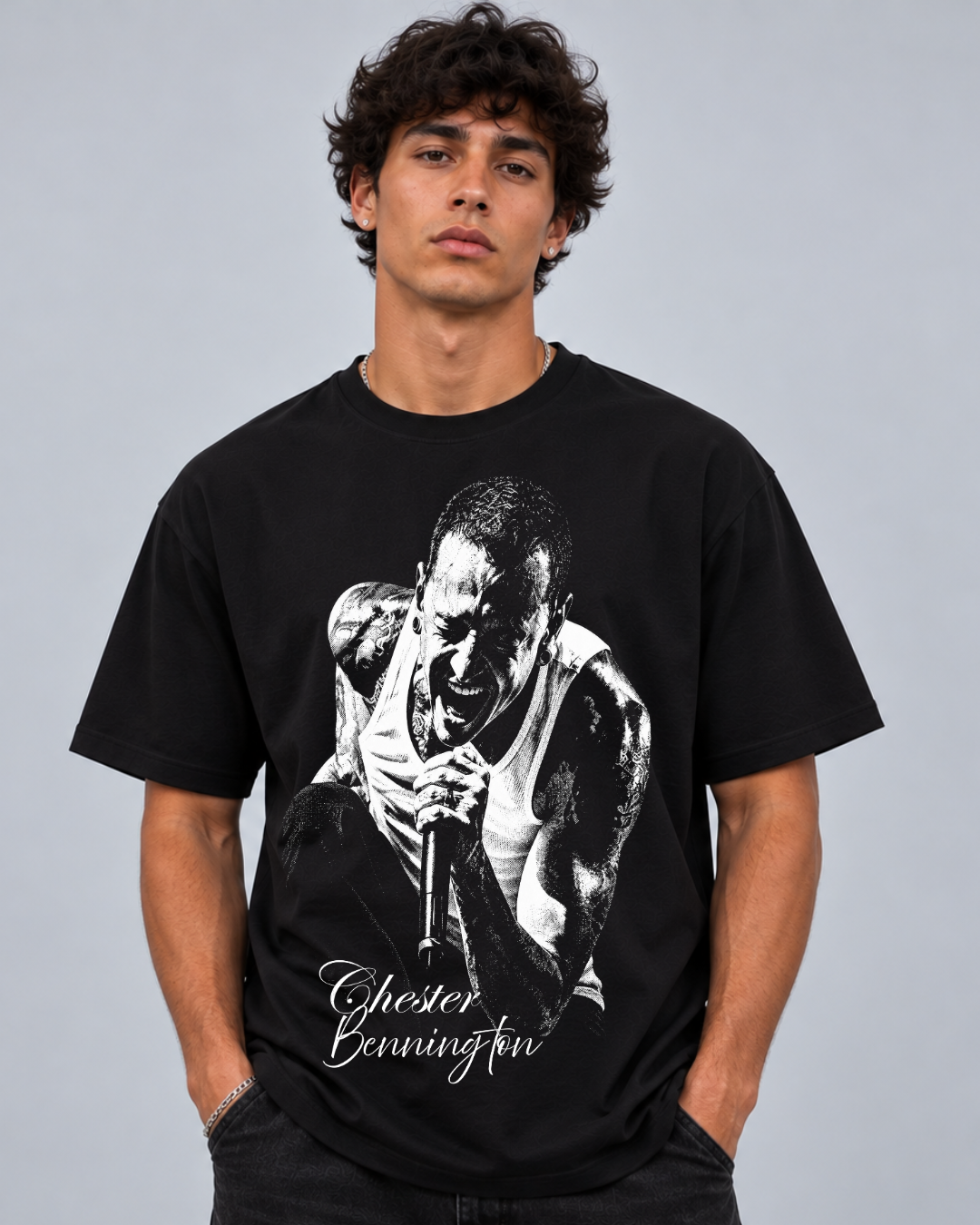 T-shirt Linkin Park Chester Live Edition preta vestida em modelo, frente com retrato de Chester Bennington - Sudrops