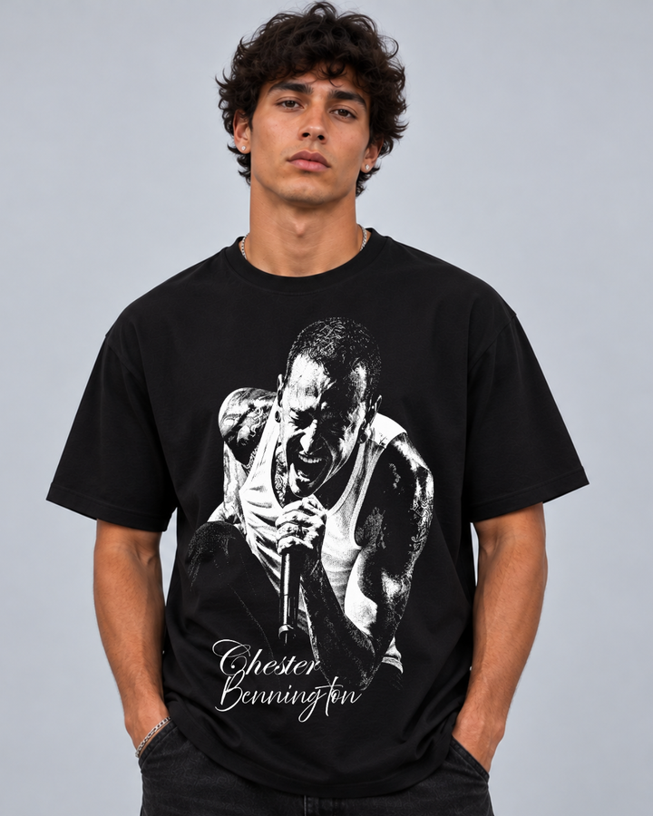 T-shirt Linkin Park Chester Live Edition preta vestida em modelo, frente com retrato de Chester Bennington - Sudrops