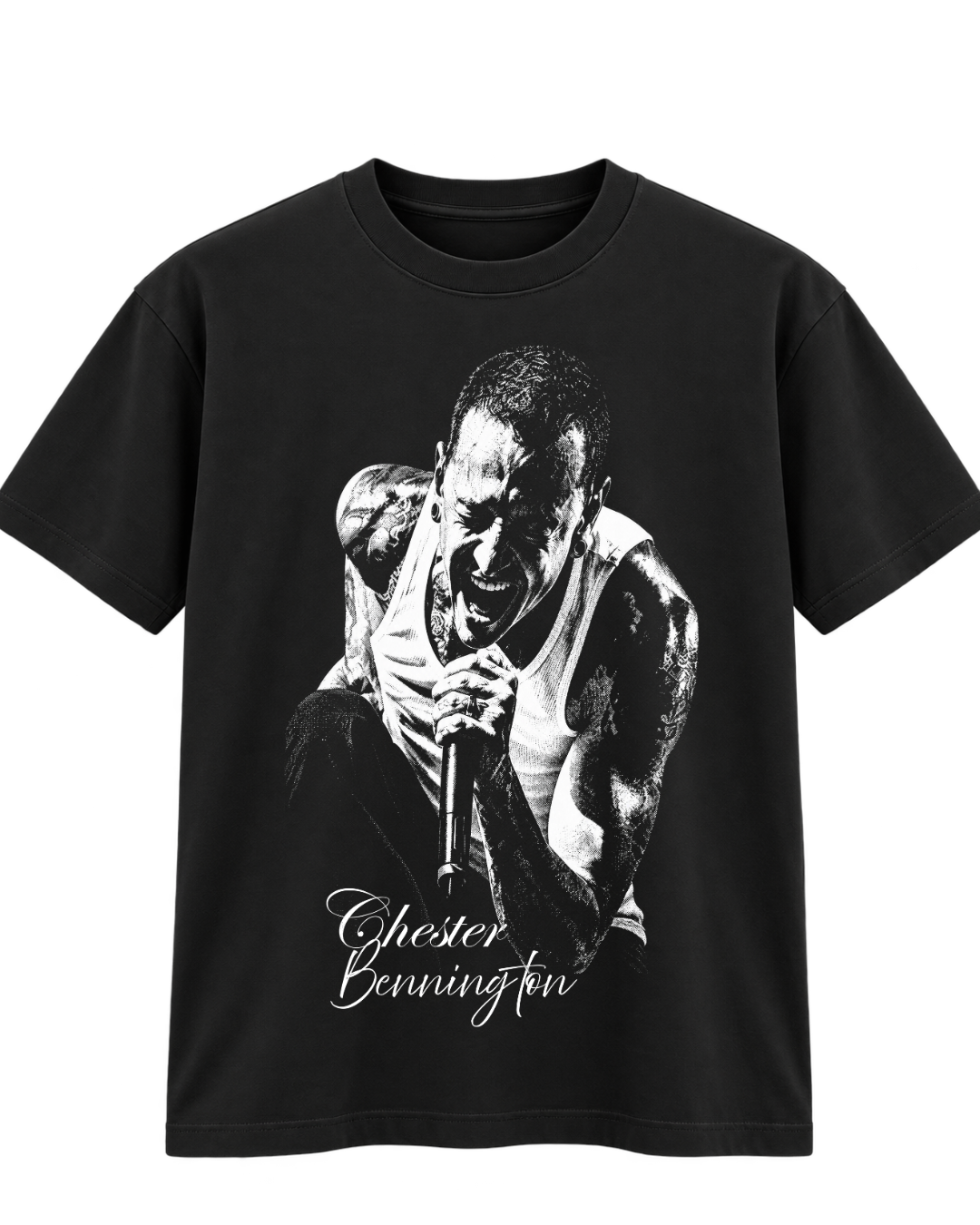 
T-shirt Linkin Park Chester Live Edition preta - frente com retrato a preto e branco e assinatura - Sudrops