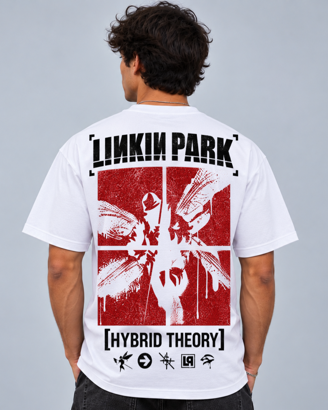 
T-shirt Linkin Park Hybrid Theory branca vestida em modelo, costas com painel vermelho - Sudrops