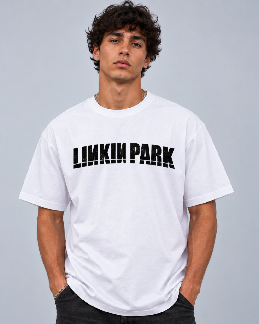 
T-shirt Linkin Park Hybrid Theory branca vestida em modelo, frente com lettering ao peito - Sudrops