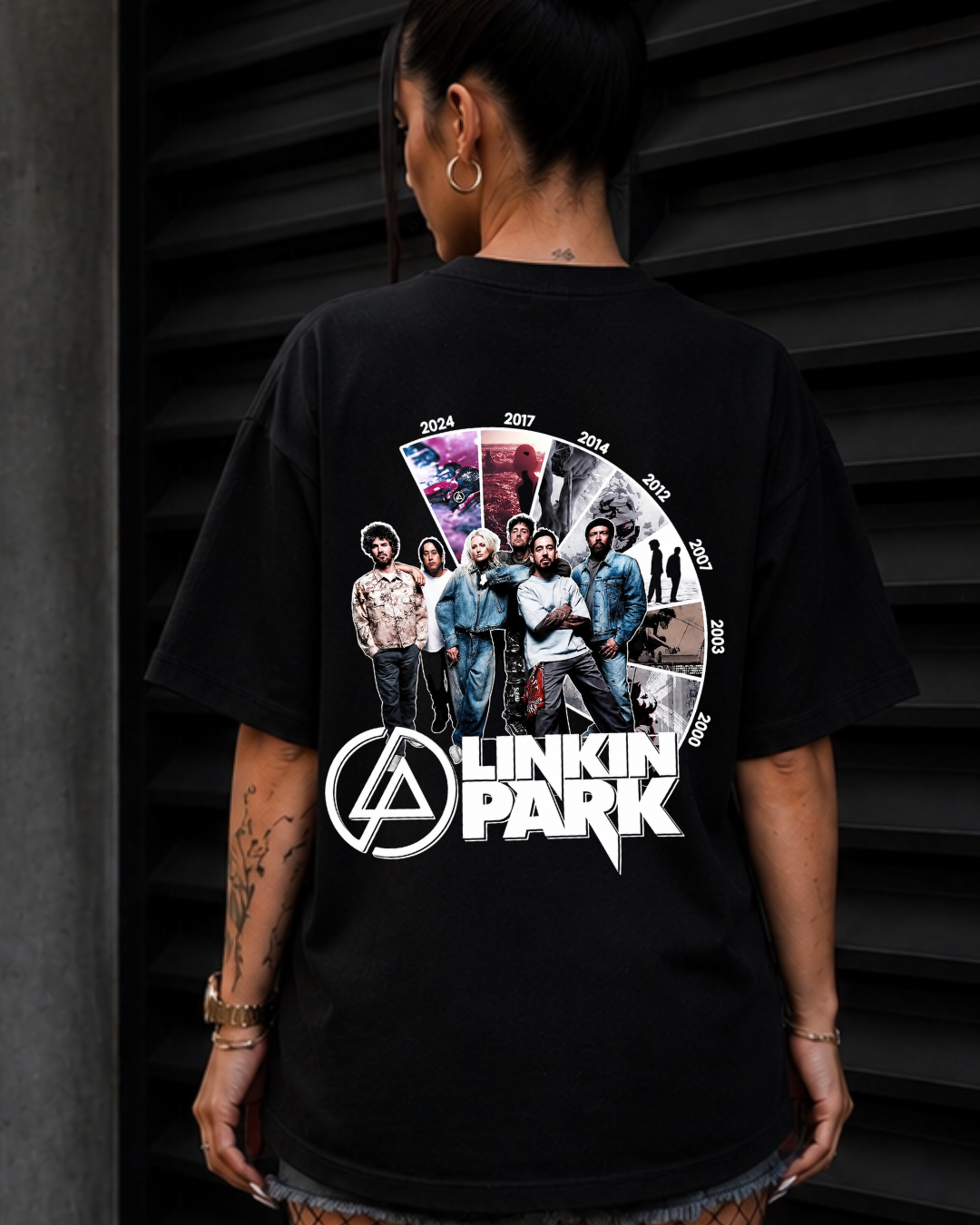 T-shirt Linkin Park Legacy Timeline Edition preta em modelo de costas - SuDrops