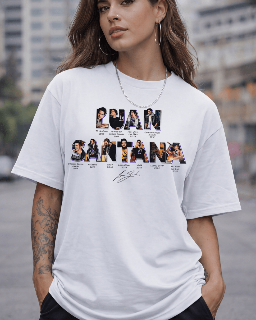 T-shirt Luan Santana Discografia branca - mockup principal - SuDrops