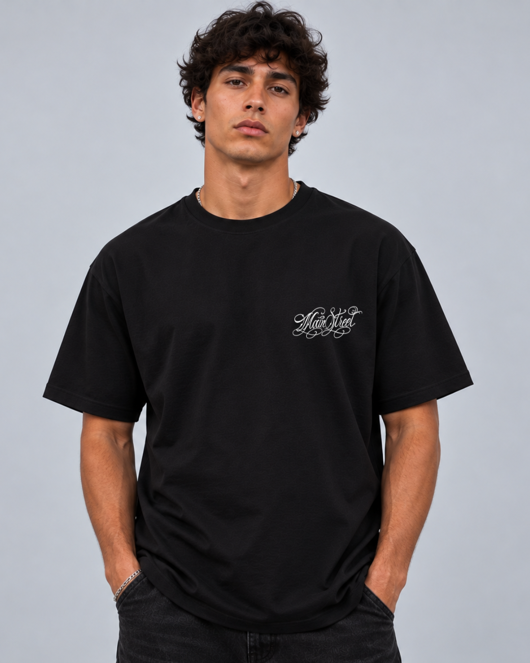 
T-Shirt Orochi Discografia preta vestida em modelo, frente com lettering ao peito - Sudrops