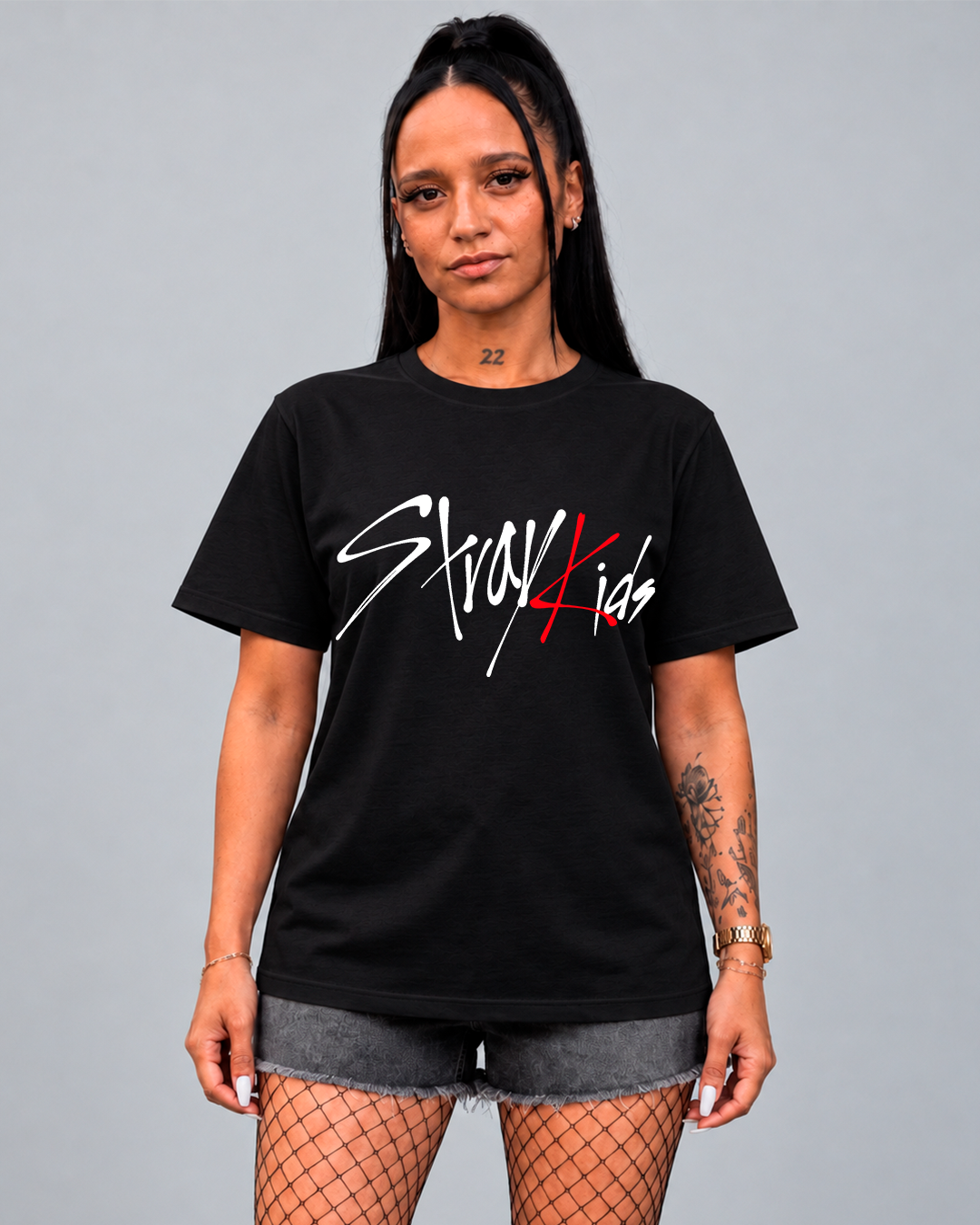 T-shirt Stray Kids Eyes Edition preta vestida em modelo, frente com o logo Stray Kids - Sudrops