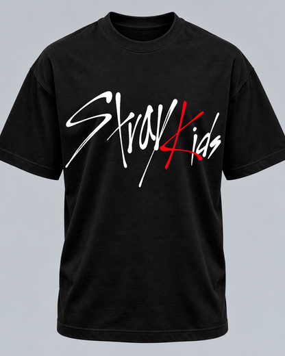 T-shirt Stray Kids Eyes Edition preta - frente com lettering Stray Kids branco e K vermelho - Sudrops